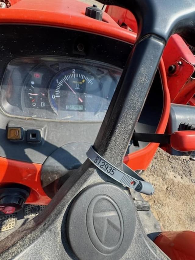 Image of Kubota L4701 equipment image 3