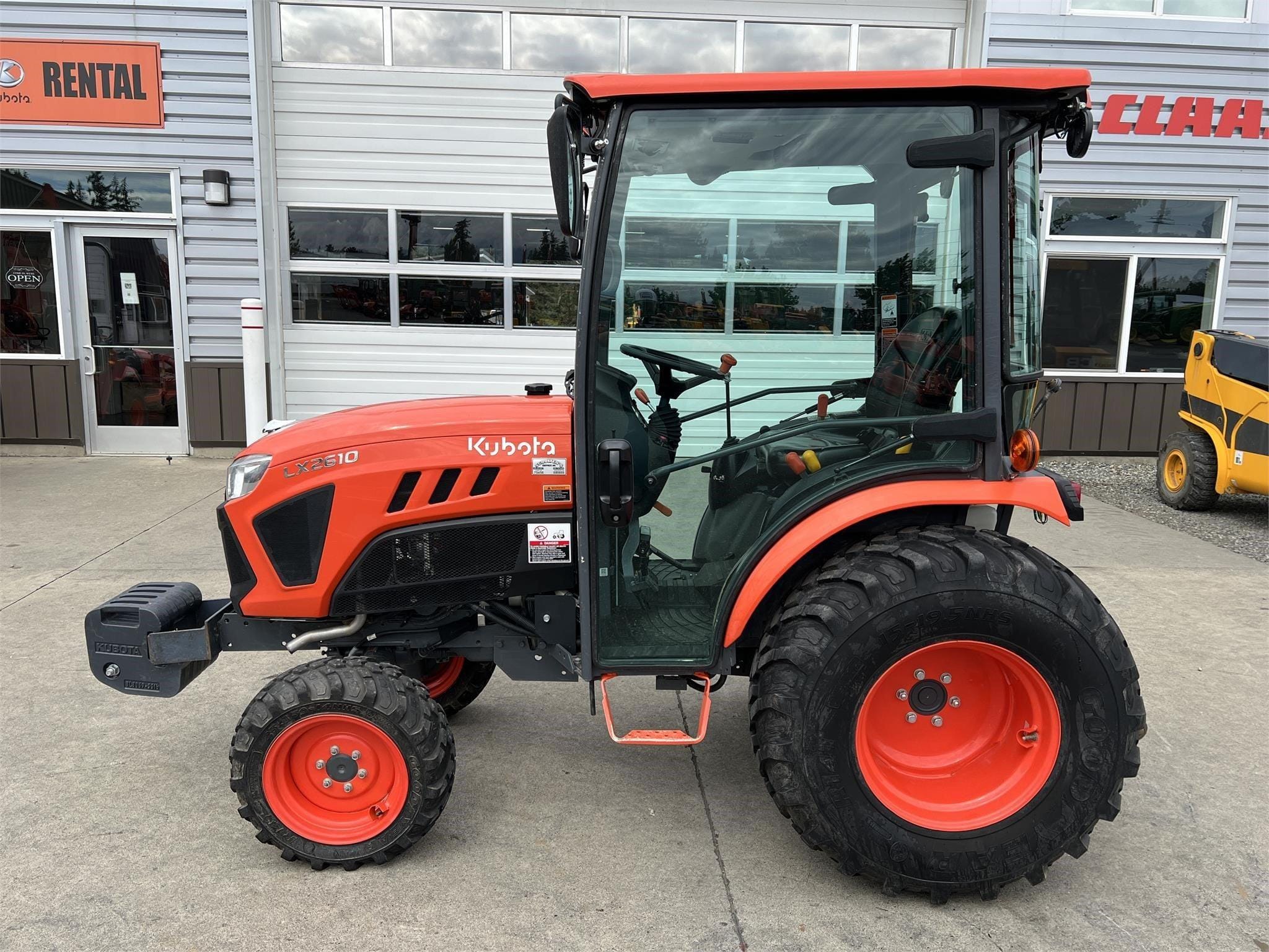 2020 Kubota LX2610HSDC Equipment Image0