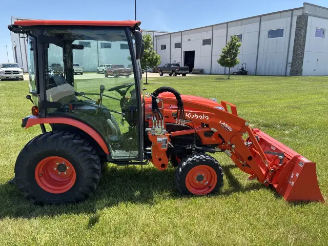 Image of Kubota LX3310 equipment image 3