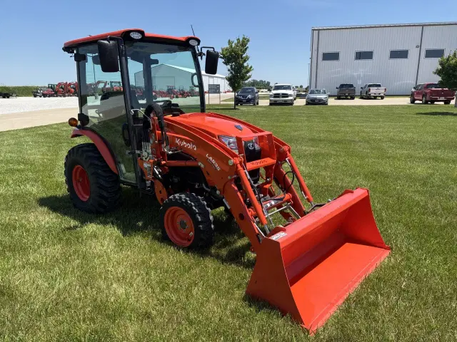 Image of Kubota LX3310 equipment image 4