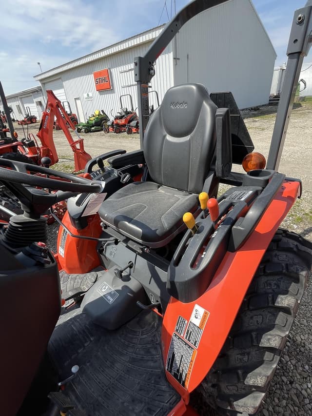 Image of Kubota LX3310HSD equipment image 4