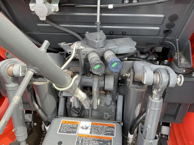 Image of Kubota M4-071 equipment image 4
