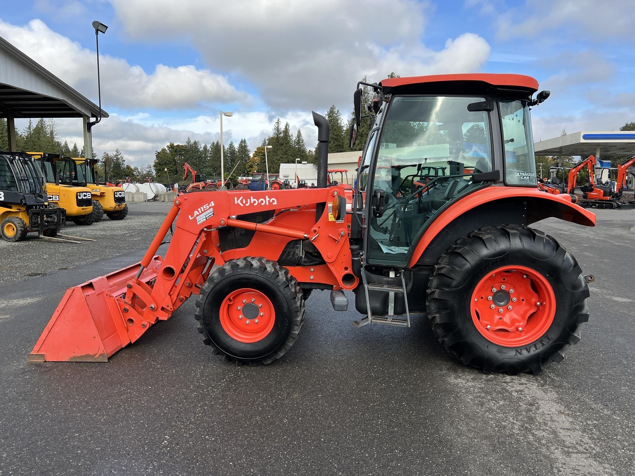 2020 Kubota M4D-071HDC12 Equipment Image0