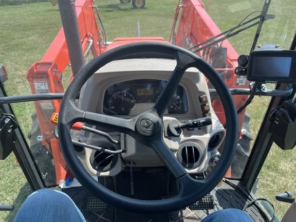 Image of Kubota M7060 equipment image 4