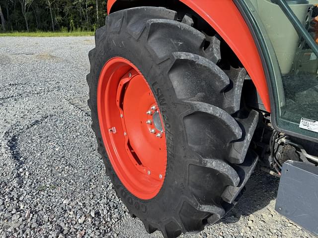 Image of Kubota M7060 equipment image 4