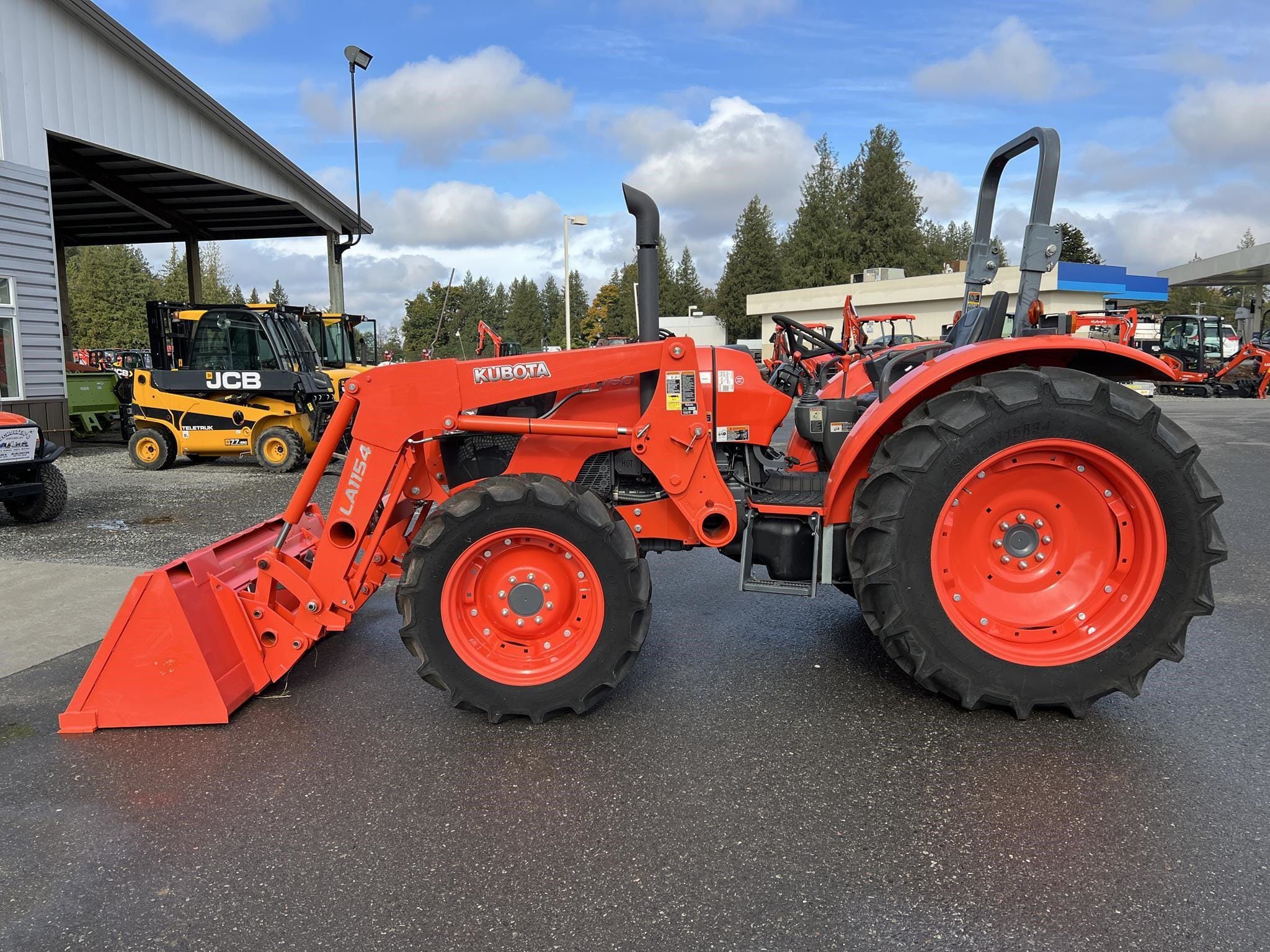 2020 Kubota M7060HD Equipment Image0