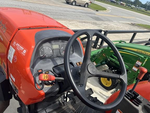 Image of Kubota M7060 equipment image 4