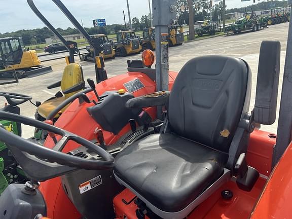 Image of Kubota M7060 equipment image 3