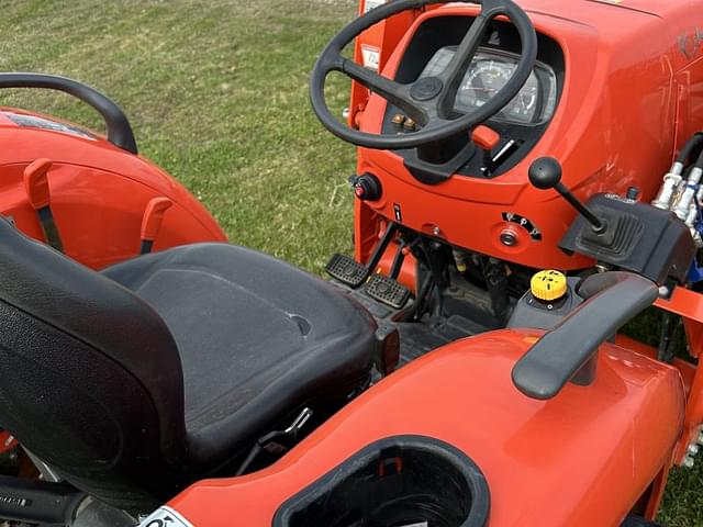 Image of Kubota MX5400HST equipment image 4