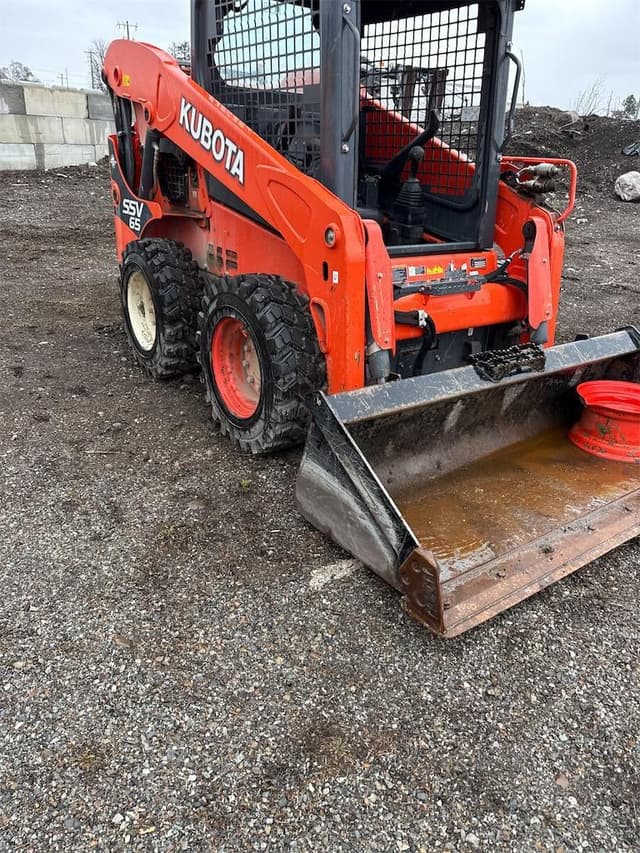 Image of Kubota SSV65 equipment image 2