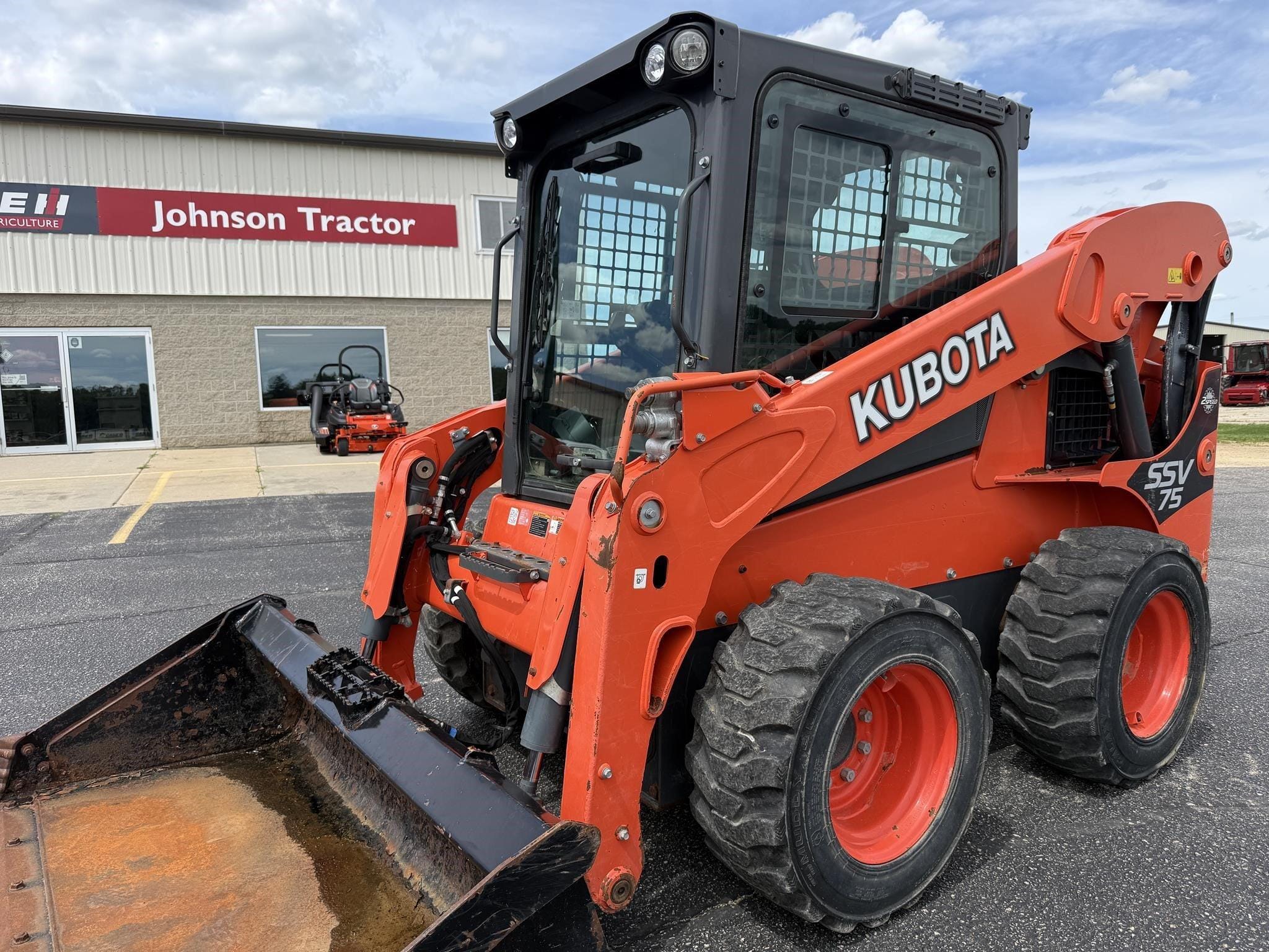 2020 Kubota SSV75 Equipment Image0