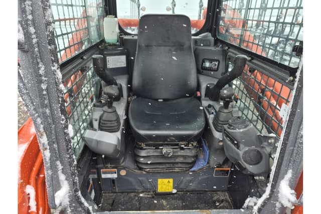 Image of Kubota SVL75-2 equipment image 4
