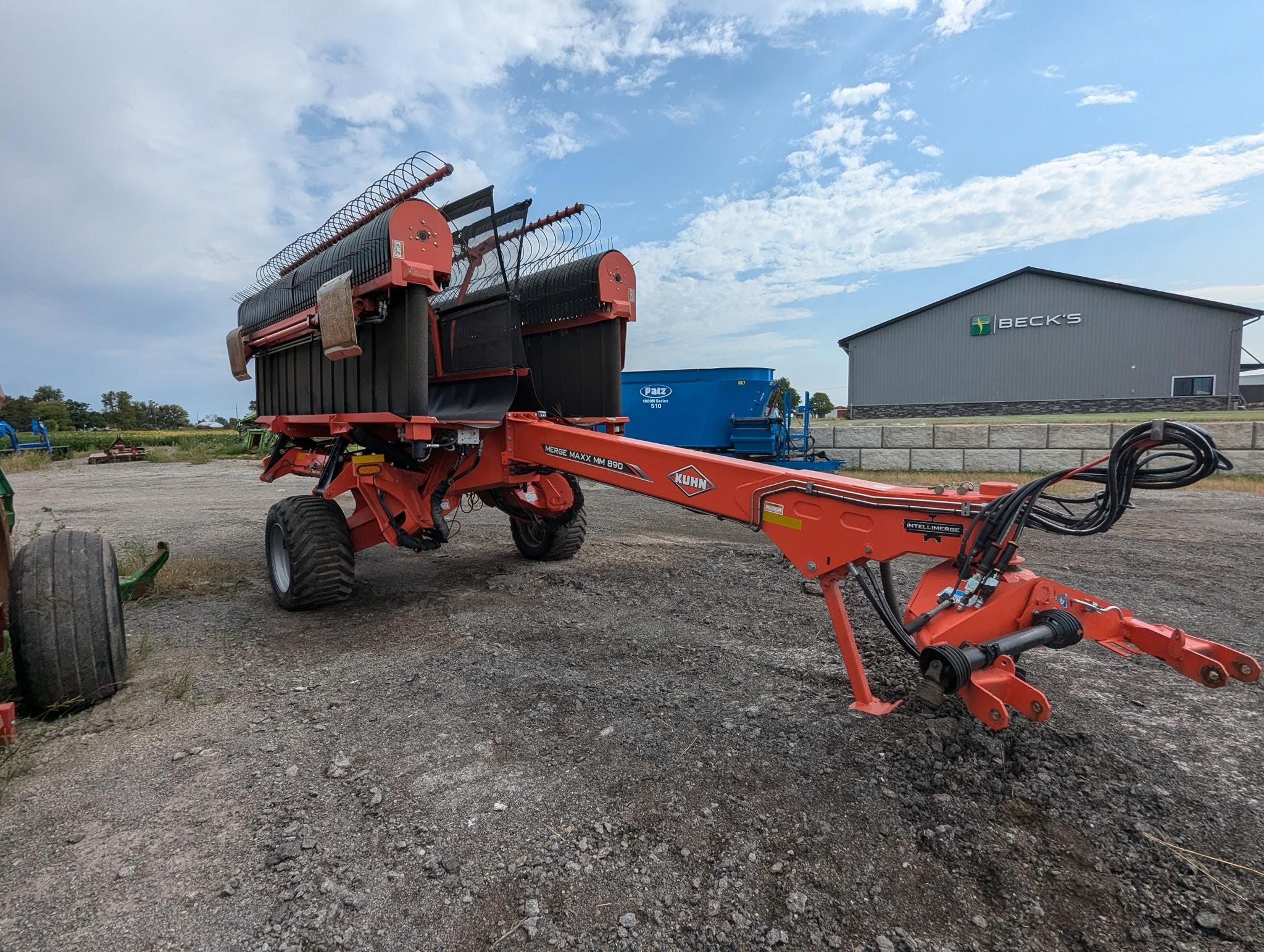 2020 Kuhn Merge-Maxx MM890 Equipment Image0