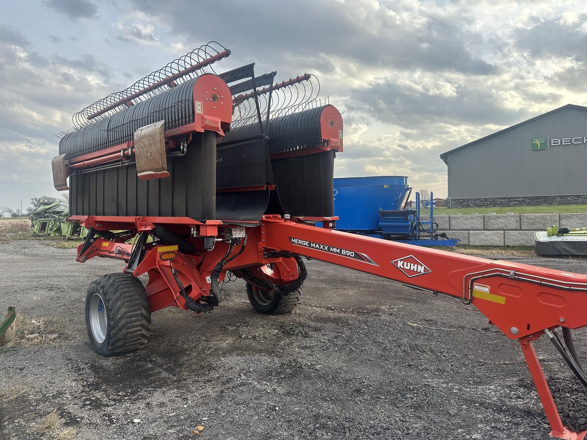 2020 Kuhn Merge-Maxx MM890 Equipment Image0