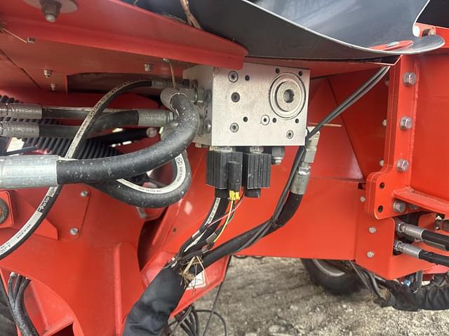 Image of Kuhn Merge-Maxx MM890 equipment image 4