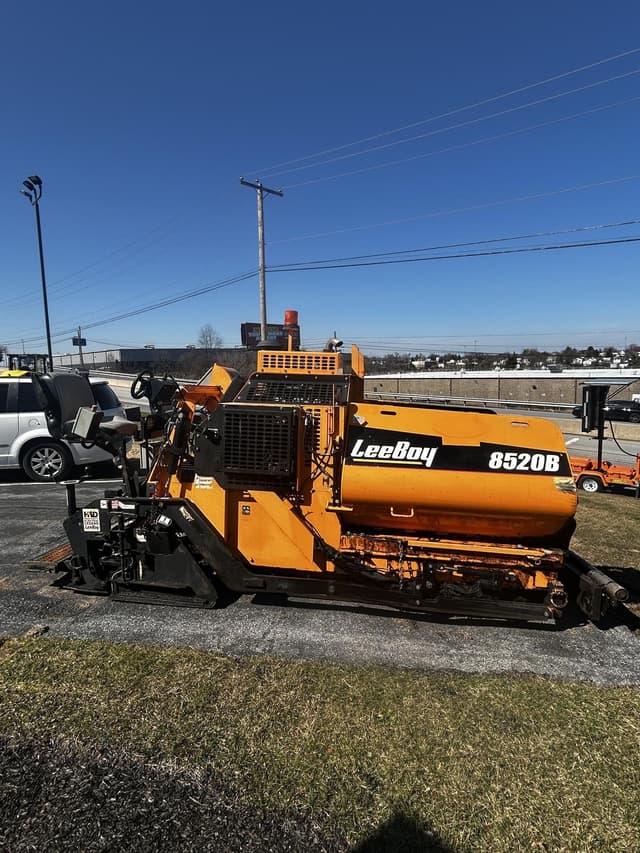 Image of LeeBoy 8520B equipment image 3