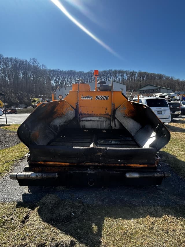 Image of LeeBoy 8520B equipment image 4