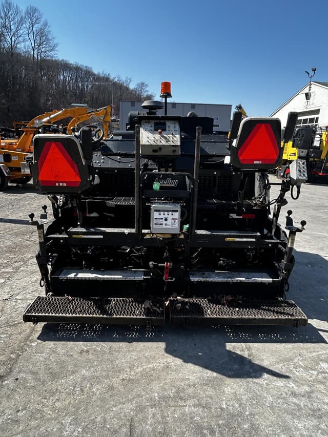 Image of LeeBoy 8520B equipment image 3