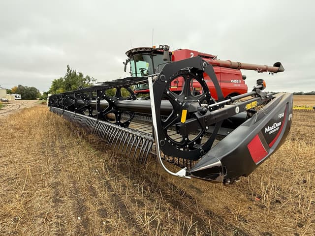 Image of MacDon FD140 equipment image 4