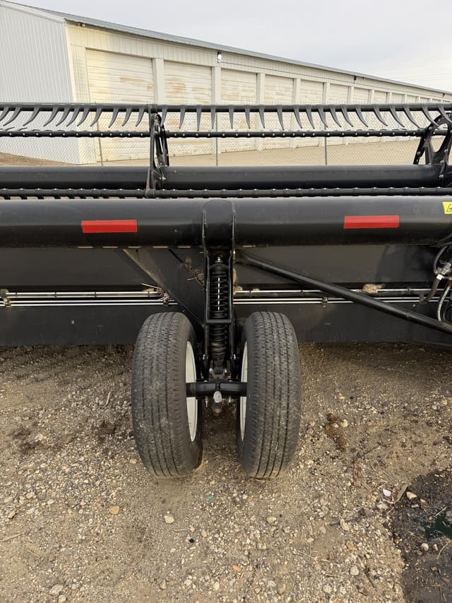 Image of MacDon FD140 equipment image 4