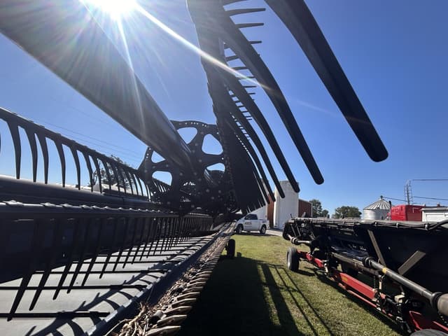 Image of MacDon FD135 equipment image 3