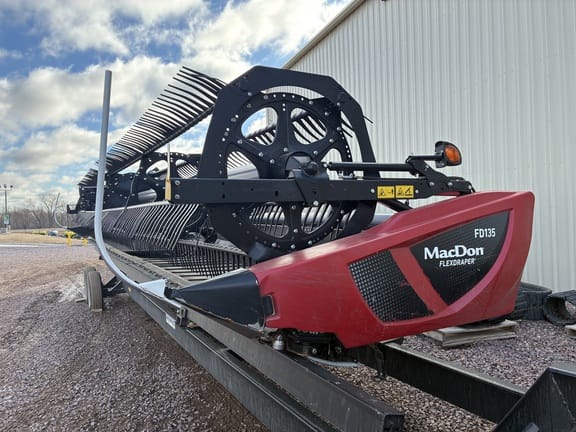 2020 MacDon FD135 Equipment Image0