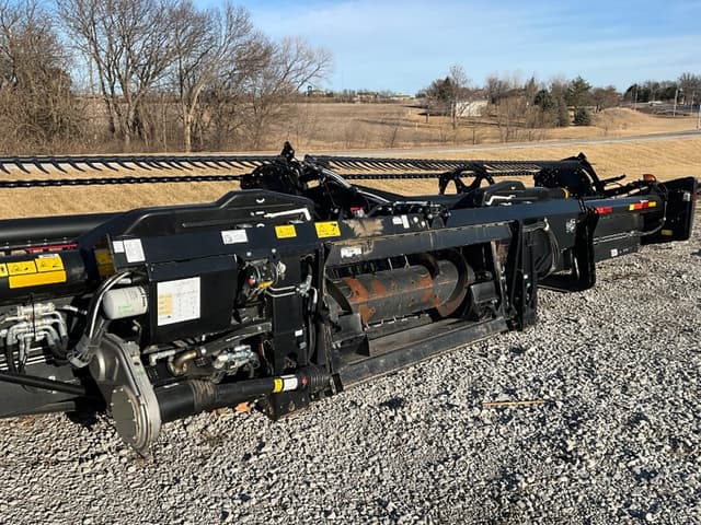 Image of MacDon FD135 equipment image 2