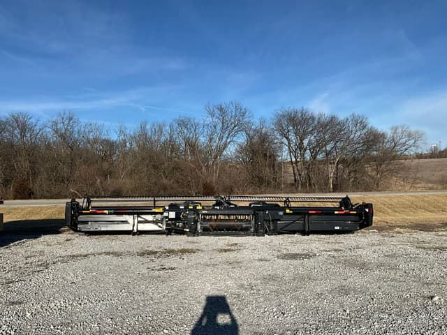 Image of MacDon FD135 equipment image 4