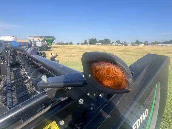 Image of MacDon FD140 equipment image 4