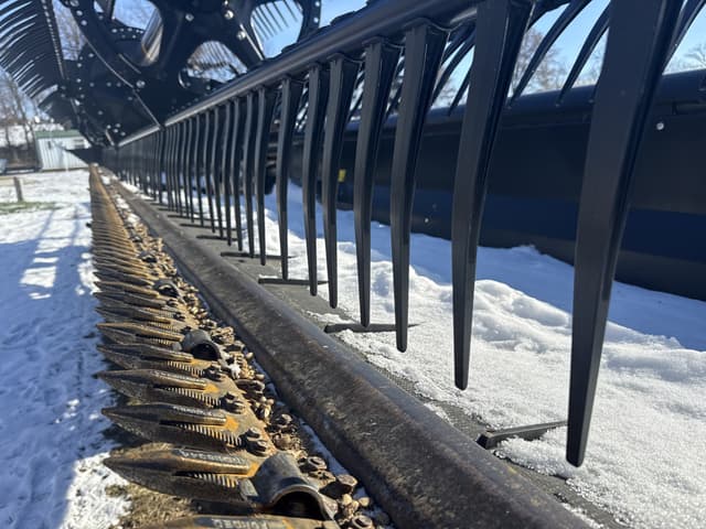 Image of MacDon FD140 equipment image 3