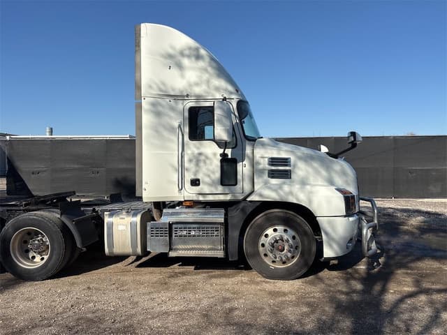 Image of Mack Anthem equipment image 3