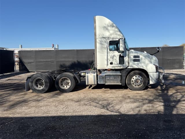 Image of Mack Anthem equipment image 4