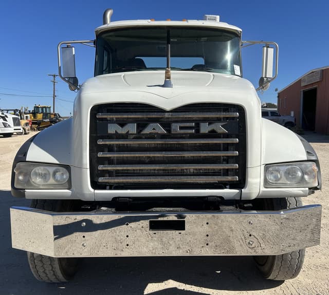 Image of Mack GR64FT equipment image 1