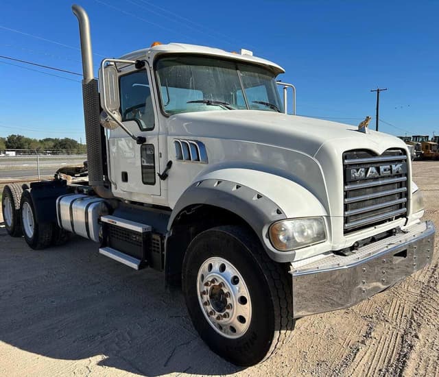 Image of Mack GR64FT equipment image 1