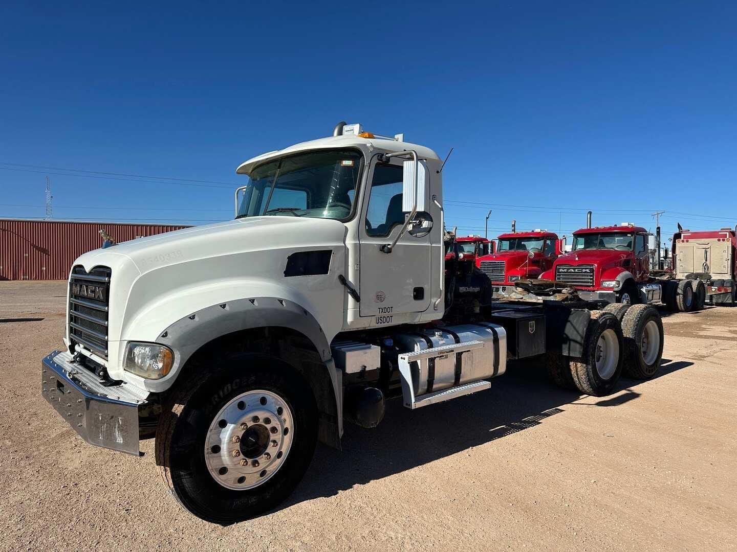 2020 Mack GR64FT Equipment Image0