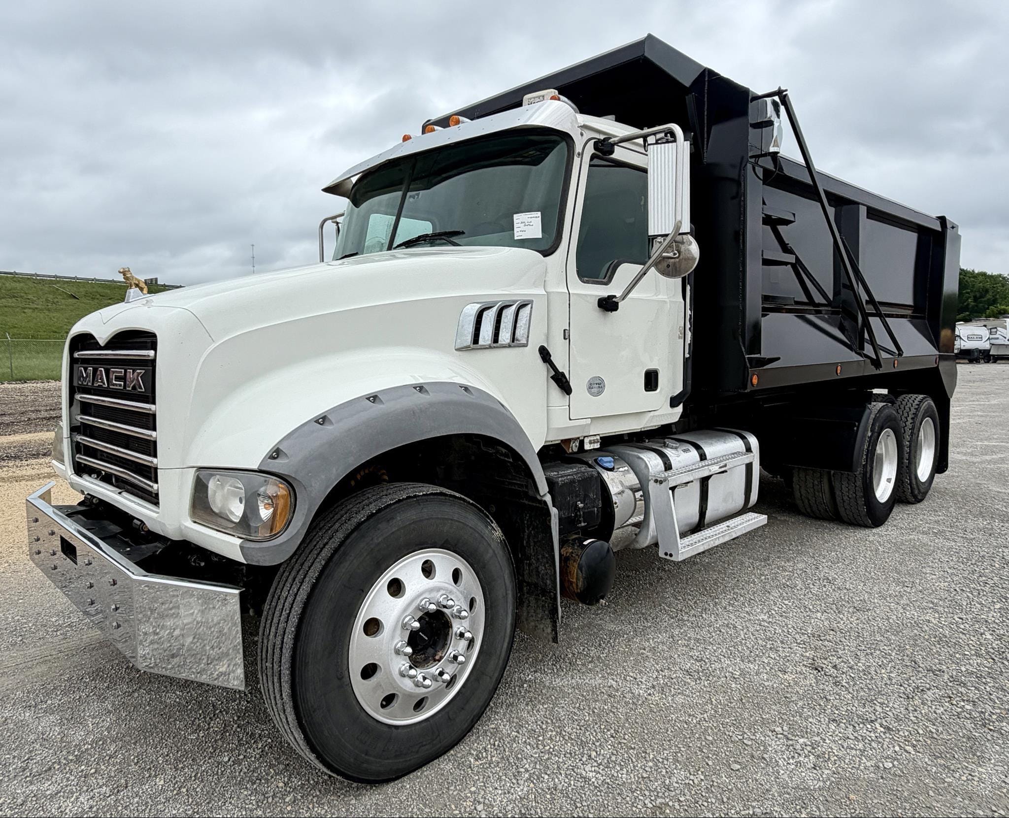 2020 Mack GR64FT Equipment Image0
