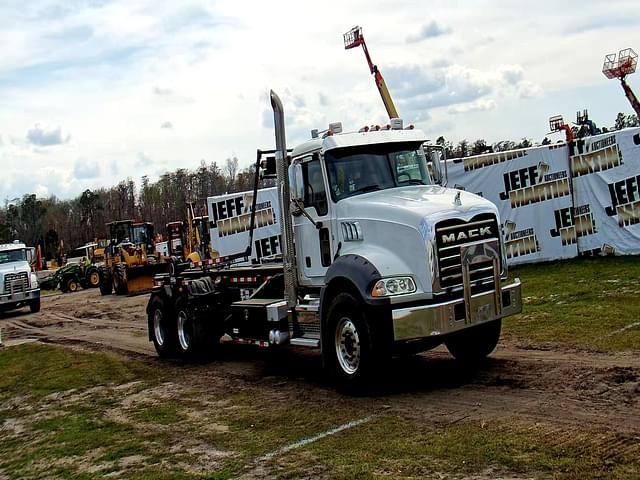 Image of Mack Granite equipment image 2