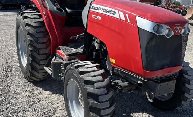 Image of Massey Ferguson 1735M equipment image 2