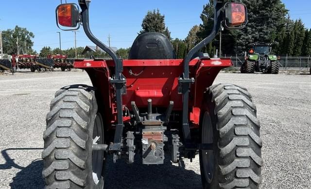 Image of Massey Ferguson 1735M equipment image 4