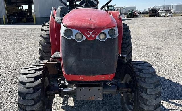 Image of Massey Ferguson 1735M equipment image 2