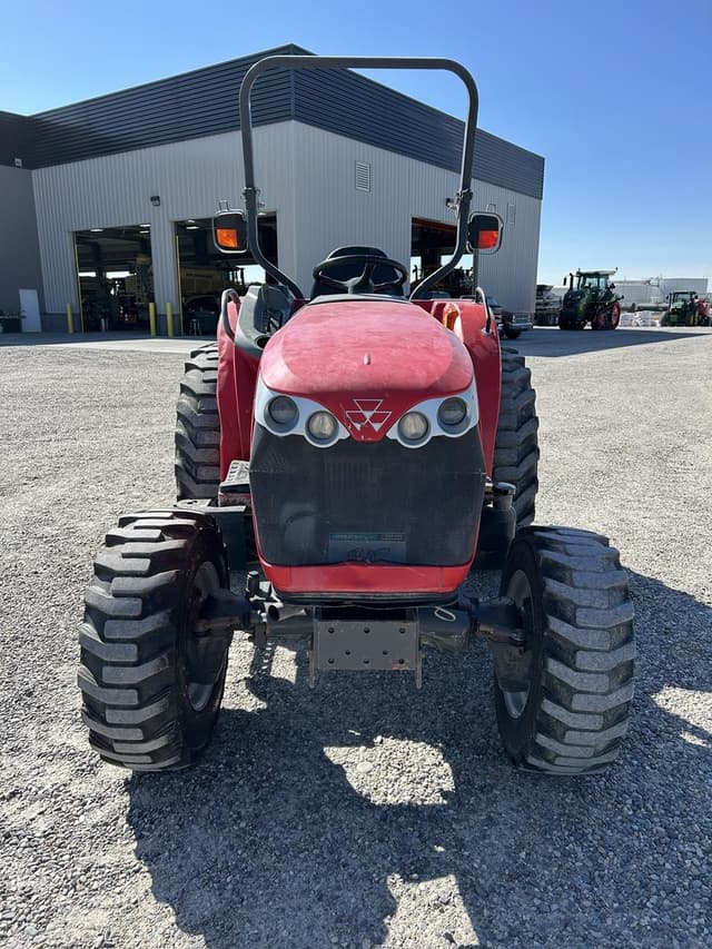 Image of Massey Ferguson 1735M equipment image 1