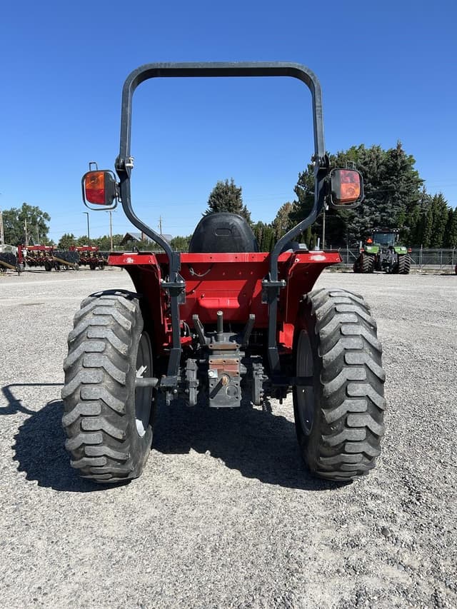 Image of Massey Ferguson 1735M equipment image 4