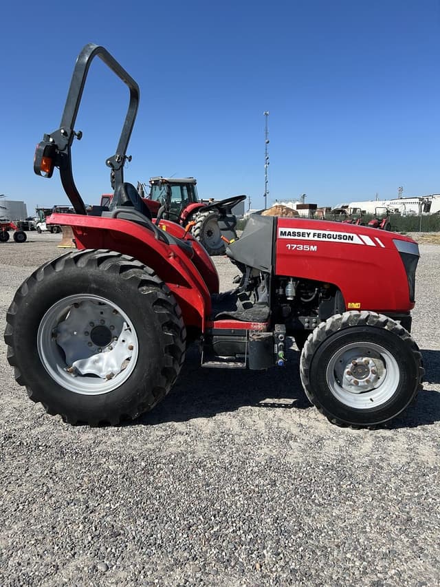 Image of Massey Ferguson 1735M equipment image 3