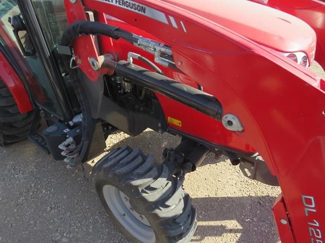 Image of Massey Ferguson 1735M equipment image 4