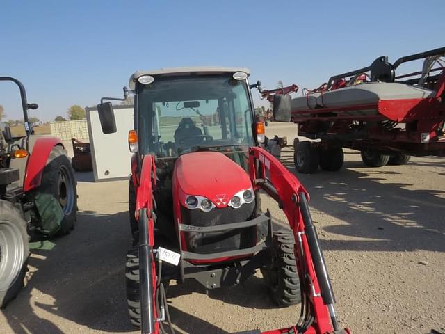 Image of Massey Ferguson 1735M equipment image 2