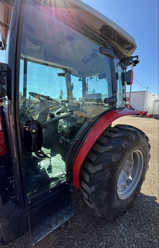 Image of Massey Ferguson 2850M equipment image 3