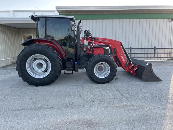 Image of Massey Ferguson 5711 equipment image 3