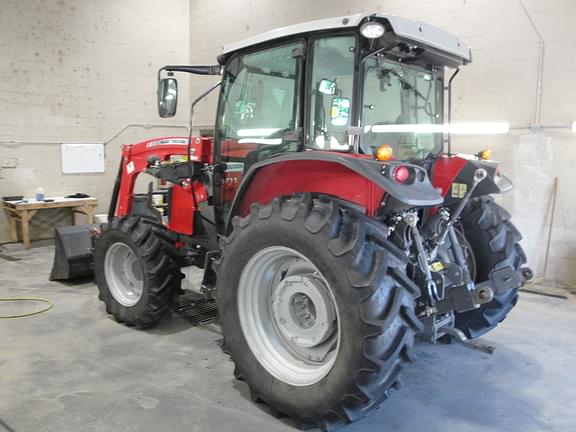 Image of Massey Ferguson 5711 equipment image 3