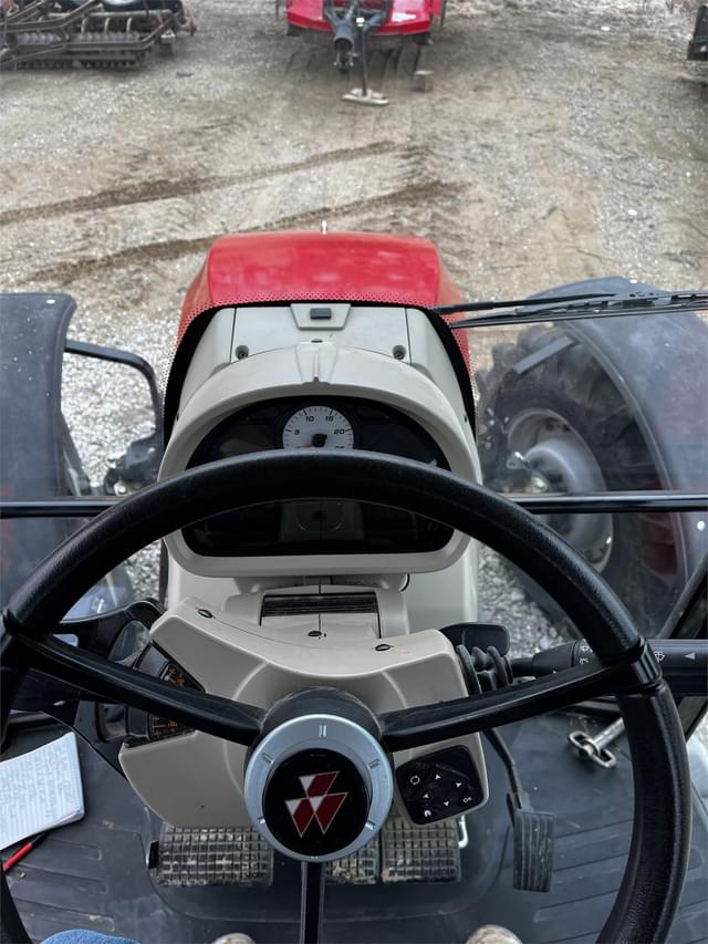 Image of Massey Ferguson 5711S equipment image 4