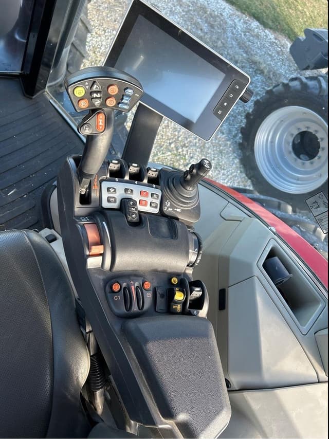 Image of Massey Ferguson 8735S equipment image 4